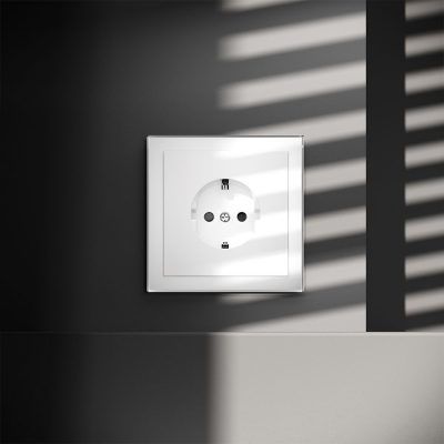 Розетка встраиваемая VOLTUM S70 с заземлением и защитными шторками, 16А, (белый глянцевый)