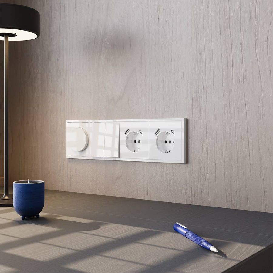 Розетка встраиваемая VOLTUM S70 с заземлением и защитными шторками, 16А, с USB, A+A, (белый глянцевы