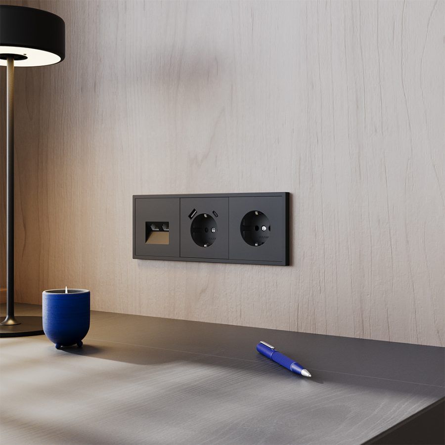 Накладка для розетки с заземлением и защитными шторками, с USB A+C, S70 (черный матовый)